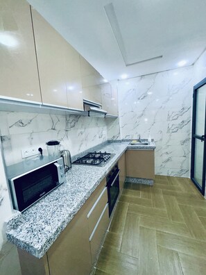 Fridge, oven, stovetop, electric kettle