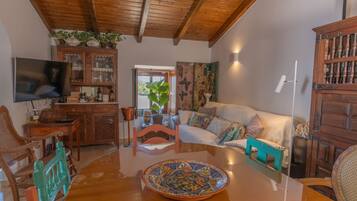 Tv och ett bordtennisbord