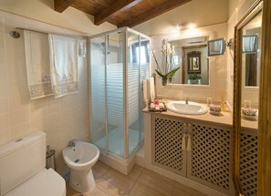 Douche, sèche-cheveux, serviettes fournies