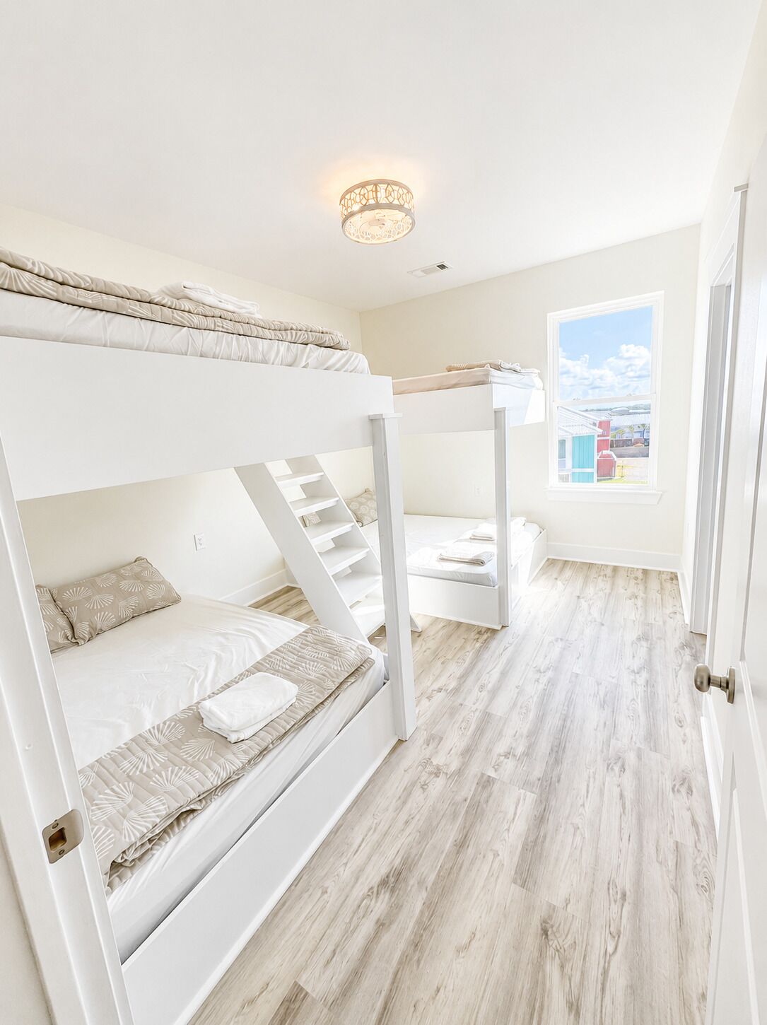 4 bedrooms, WiFi (free), bed sheets