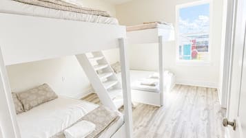 4 bedrooms, WiFi (free), bed sheets