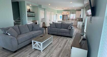 Baywinds condo #9: Spacious 4BR waterfront retreat in Grand Isle, LA.