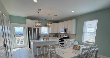 Baywinds condo #9: Spacious 4BR waterfront retreat in Grand Isle, LA.