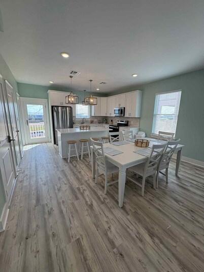 Baywinds condo #9: Spacious 4BR waterfront retreat in Grand Isle, LA.