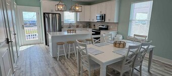 Baywinds condo #9: Spacious 4BR waterfront retreat in Grand Isle, LA.