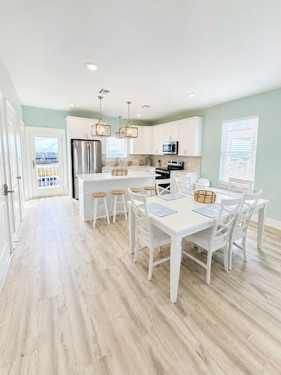 Baywinds condo #9: Spacious 4BR waterfront retreat in Grand Isle, LA. - Coastal Realty Group