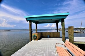 Property grounds - Baywinds condo #9: Spacious 4BR waterfront retreat in Grand Isle, LA. - Coastal Realty Group (Grand Isle)