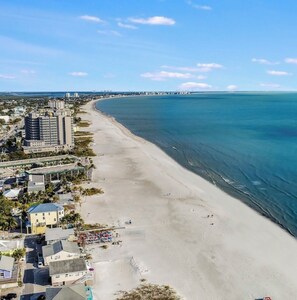 Beach - Spacious 3bdrm home w/ heated pool/hot tub, short walk to beach & Times Square (Fort Myers Beach)