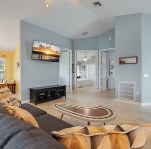 Living area - Spacious 3bdrm home w/ heated pool/hot tub, short walk to beach & Times Square (Fort Myers Beach)