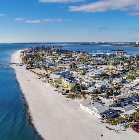 Beach. Spacious 3bdrm home w/ heated pool/hot tub, short walk to beach & Times Square