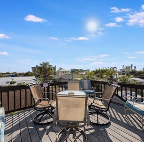 Outdoor dining - Spacious 3bdrm home w/ heated pool/hot tub, short walk to beach & Times Square (Fort Myers Beach)