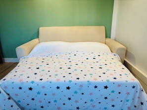 2 bedrooms, iron/ironing board, WiFi