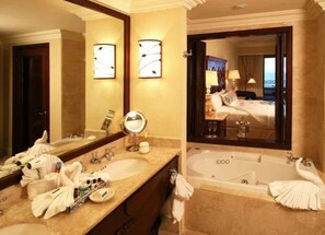 Douche, baignoire à remous, séchoir à cheveux, serviettes fournies