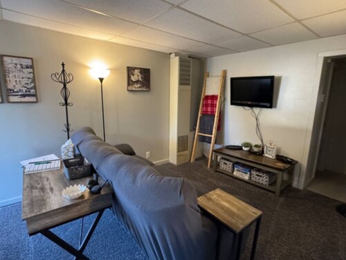 Lovely 2-bedroom house with AC & pet friendly in Vanderbilt