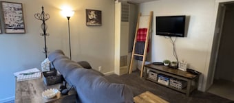 Lovely 2-bedroom house with AC & pet friendly in Vanderbilt