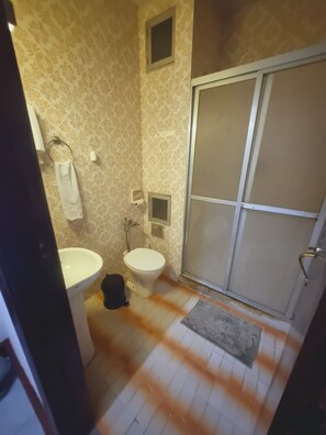 Toallas, jabón, papel de baño 