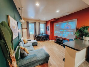 Smart-tv, een open haard, een tafeltennistafel en boeken