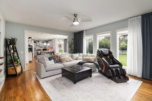 Televisión, chimenea y futbolito 