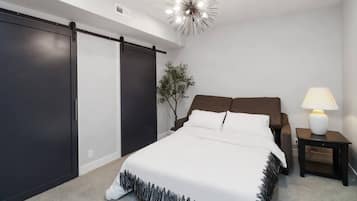 Escritorio, tabla de planchar con plancha, wifi y ropa de cama