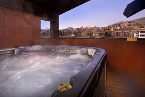 Banyera d'hidromassatge a l'aire lliure