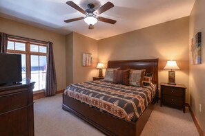 2 bedrooms, desk, iron/ironing board, free WiFi - NEW! 3 Min Walk to Lifts • Hot Tub, Garage, Elevator & Epic Views (Crested Butte)