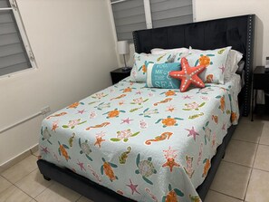 3 habitaciones, tabla de planchar con plancha, wifi y ropa de cama 