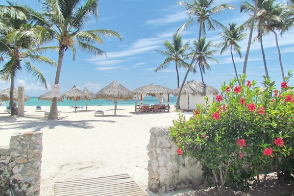 Privatstrand, weißer Sandstrand, Cabañas (gegen Gebühr)