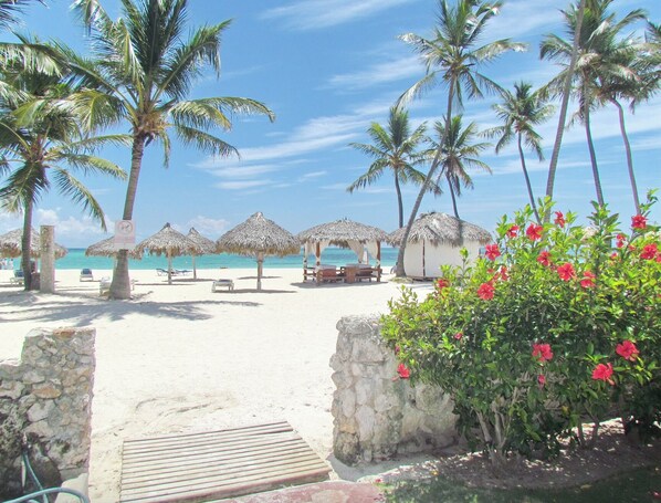 Private beach, white sand, beach cabanas, beach massages - LAS PALMAS STUDIOS playa LOS CORALES (Punta Cana)