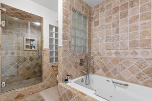 Shower, jetted tub, hair dryer, towels - Sherman Oaks Oasis with Views and Pool Table (Los Angeles)