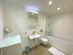 Haartrockner, Bidet, Handtücher, Seife