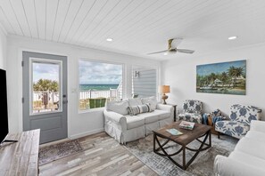 Interior - Beachfront Panama City Beach Stay With Gulf Views, Balconies, a King Suite, two Queens, and Twin Nook for 8 Guests The Shores Townhome by Avantstay (Panama City Beach)