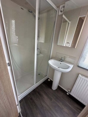 Dusche, Haartrockner, Seife, Toilettenpapier