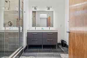 Hair dryer, towels, soap, toilet paper - Beyond Spacious 4-bedroom house W/ HotTub (Philadelphia)