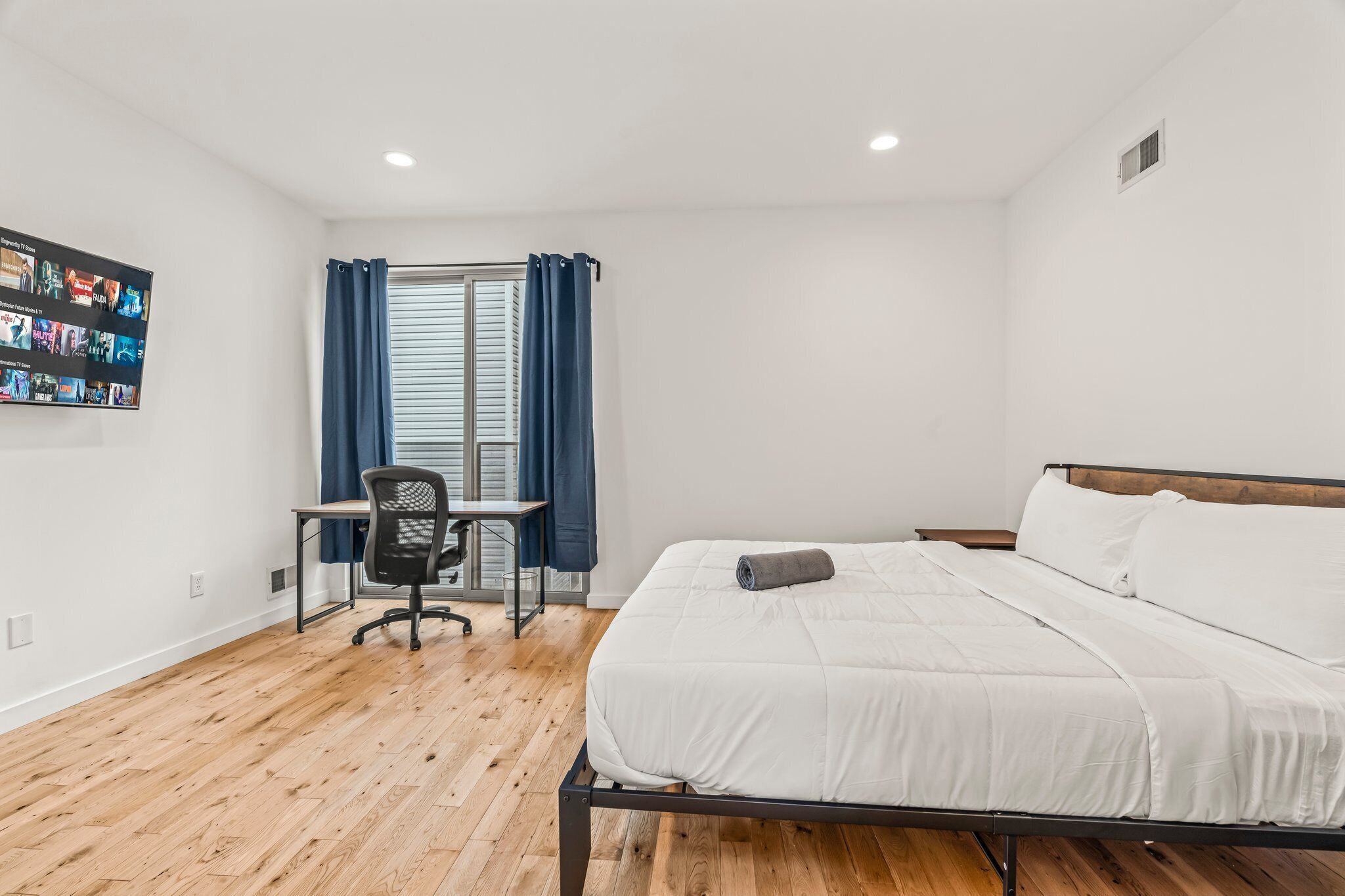 4 bedrooms, iron/ironing board, WiFi, bed sheets