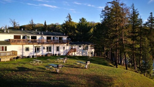 Beautiful Lakefront Inn Suites