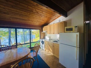 Coffee/tea maker, fridge, microwave, oven - Beautiful Lakefront Inn Suites (Parry Sound)
