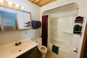 Hair dryer, towels - Beautiful Lakefront Inn Suites (Parry Sound)