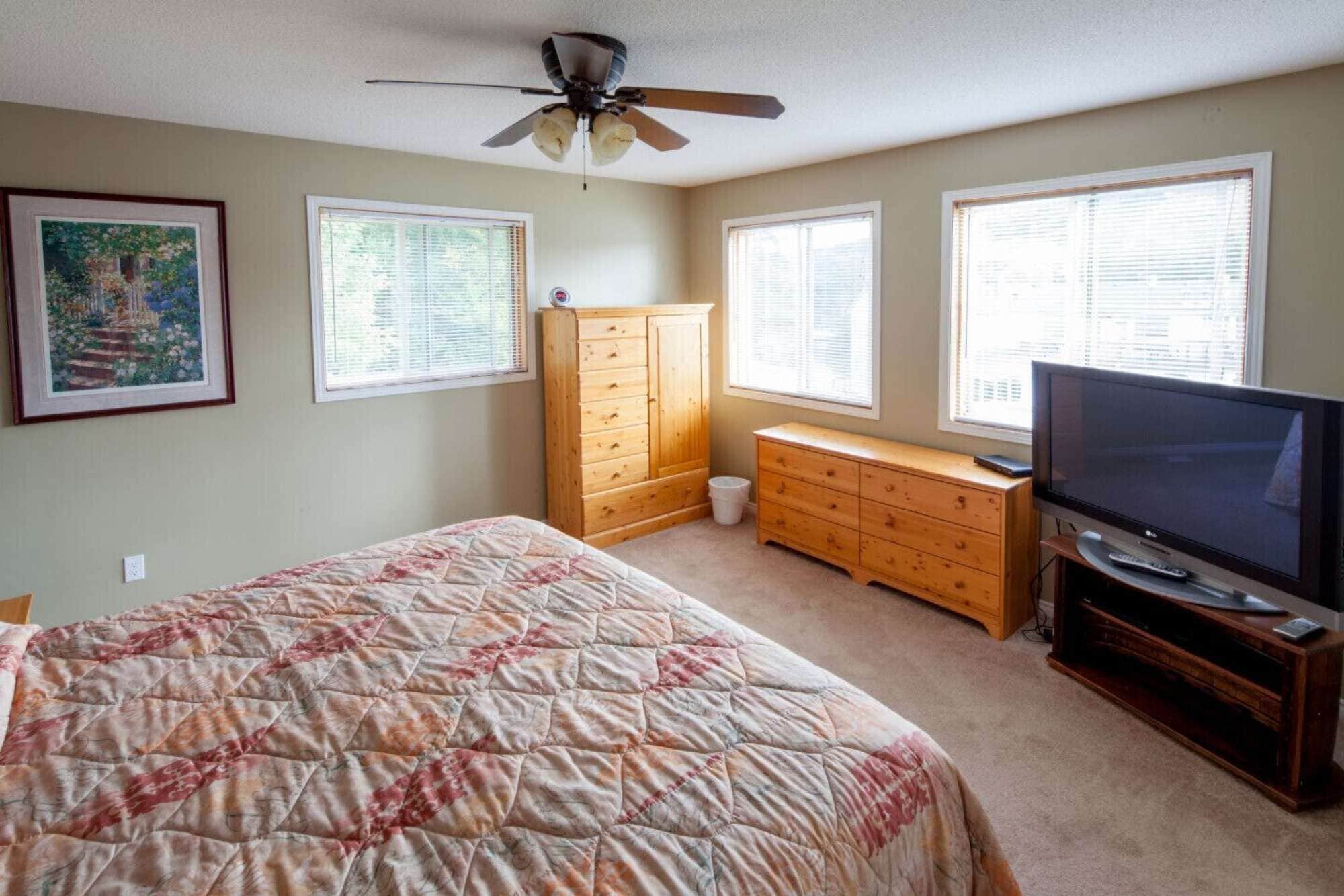 7 bedrooms, WiFi, bed sheets