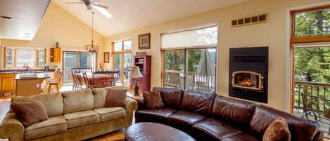 Una televisión, una chimenea, un reproductor de DVD