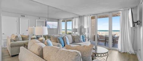 Condo, várias camas, sacada, vista para o oceano (Oceania Beach Club 104) | Área de estar