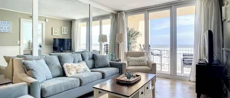 คอนโด, หลายเตียง, ระเบียง, วิวทะเล (Oceania Beach Club 205) | บริเวณนั่งเล่น