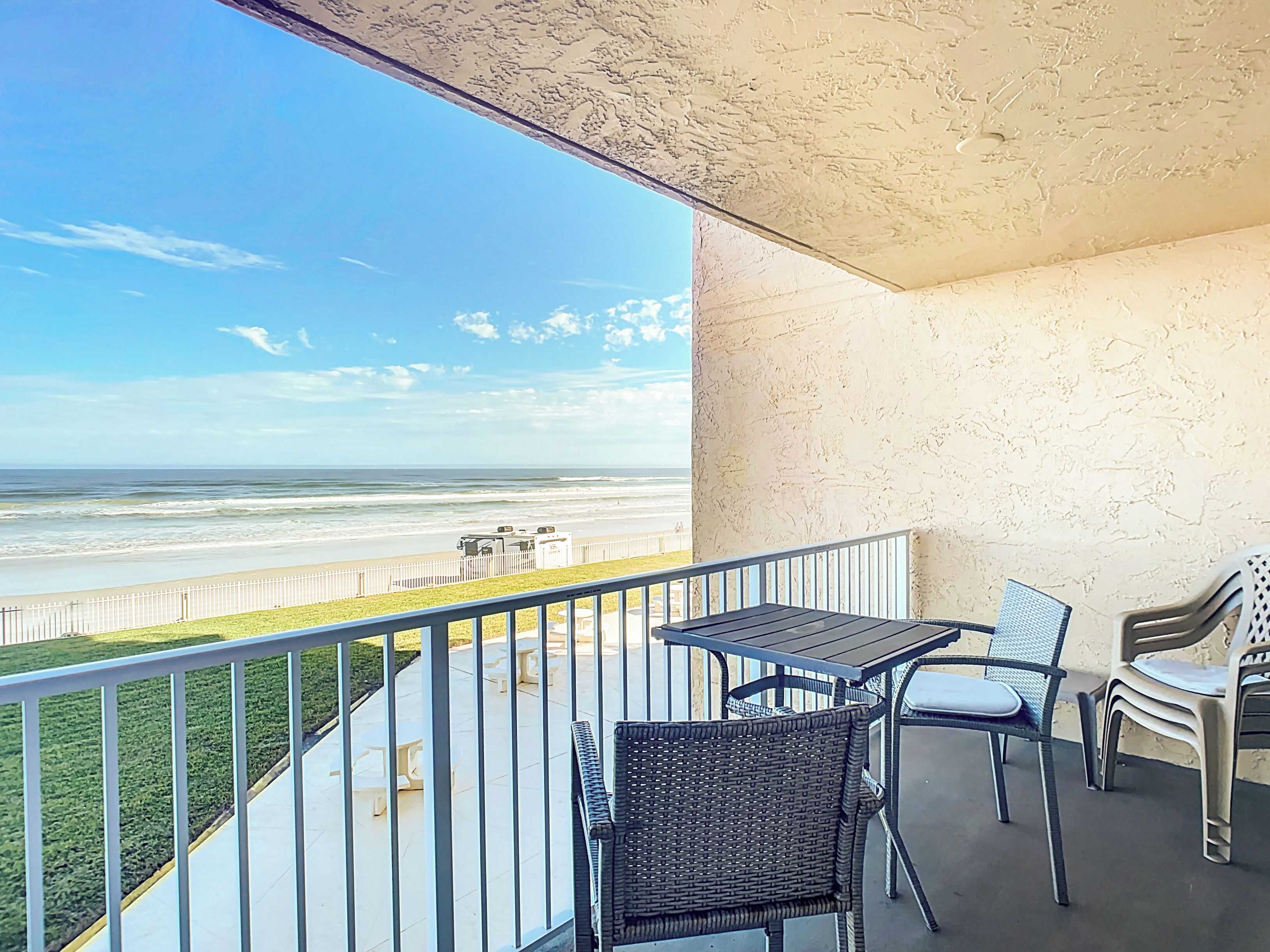 Condo, varias camas, balcón, vista al océano (Oceania Beach Club 203) | Restaurante al aire libre