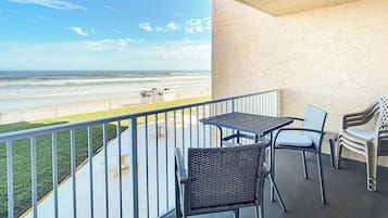 Condo, varias camas, balcón, vista al océano (Oceania Beach Club 203) | Restaurante al aire libre