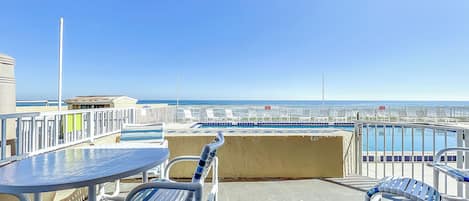 Leilighet, flere senger, balkong, havutsikt (Oceania Beach Club 106) | Utendørsservering