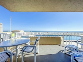 Condo, várias camas, sacada, vista para o oceano (Oceania Beach Club 106) | Opções para refeição ao ar livre
