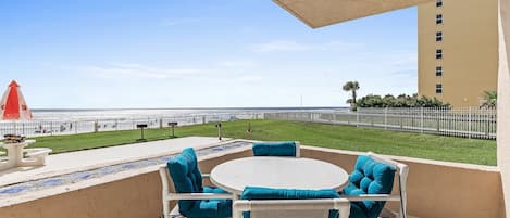 Apartment, Mehrere Betten, Balkon, Meerblick (Oceania Beach Club 101) | Speisen im Freien