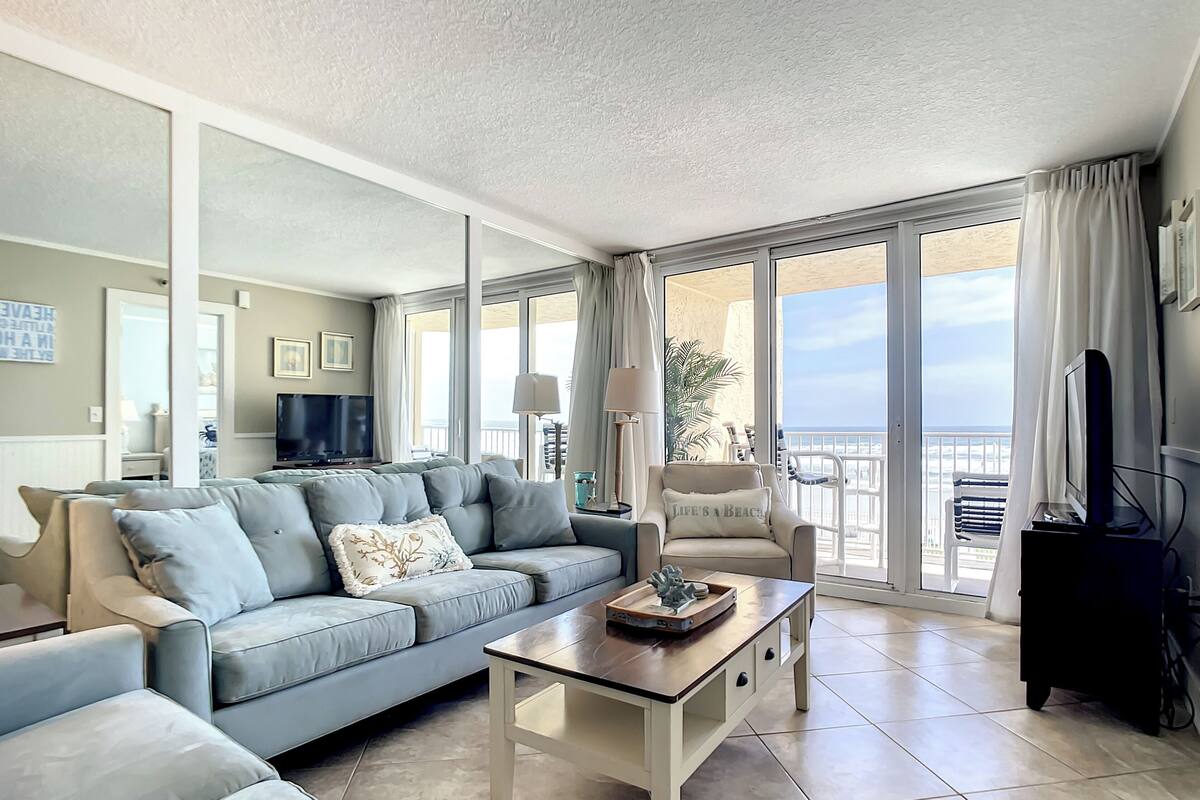 Apartamento, varias camas, balcón, vistas al mar (Oceania Beach Club 205) | Zona de estar