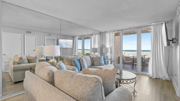 Condo, várias camas, sacada, vista para o oceano (Oceania Beach Club 104) | Área de estar