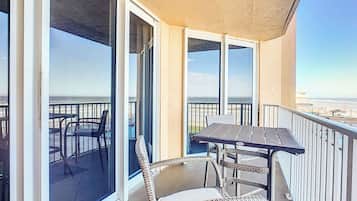 Appart'hÎtel, plusieurs lits, balcon, vue océan (Oceania Beach Club 203) | Restauration extérieure
