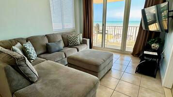 Apartamento, varias camas, balcón, vistas al mar (Oceania Beach Club 206) | Zona de estar